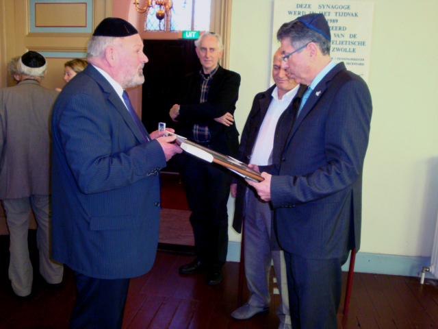 Bezoek Ambassadeur Chaim Divon aan synagoge van Zwolle